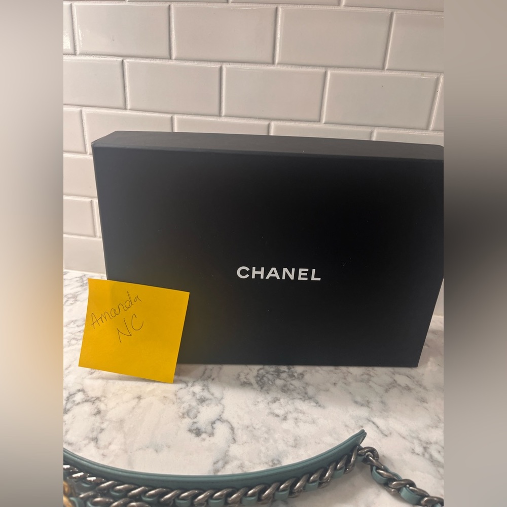 Chanel 19 WOC - Picture 2 of 11